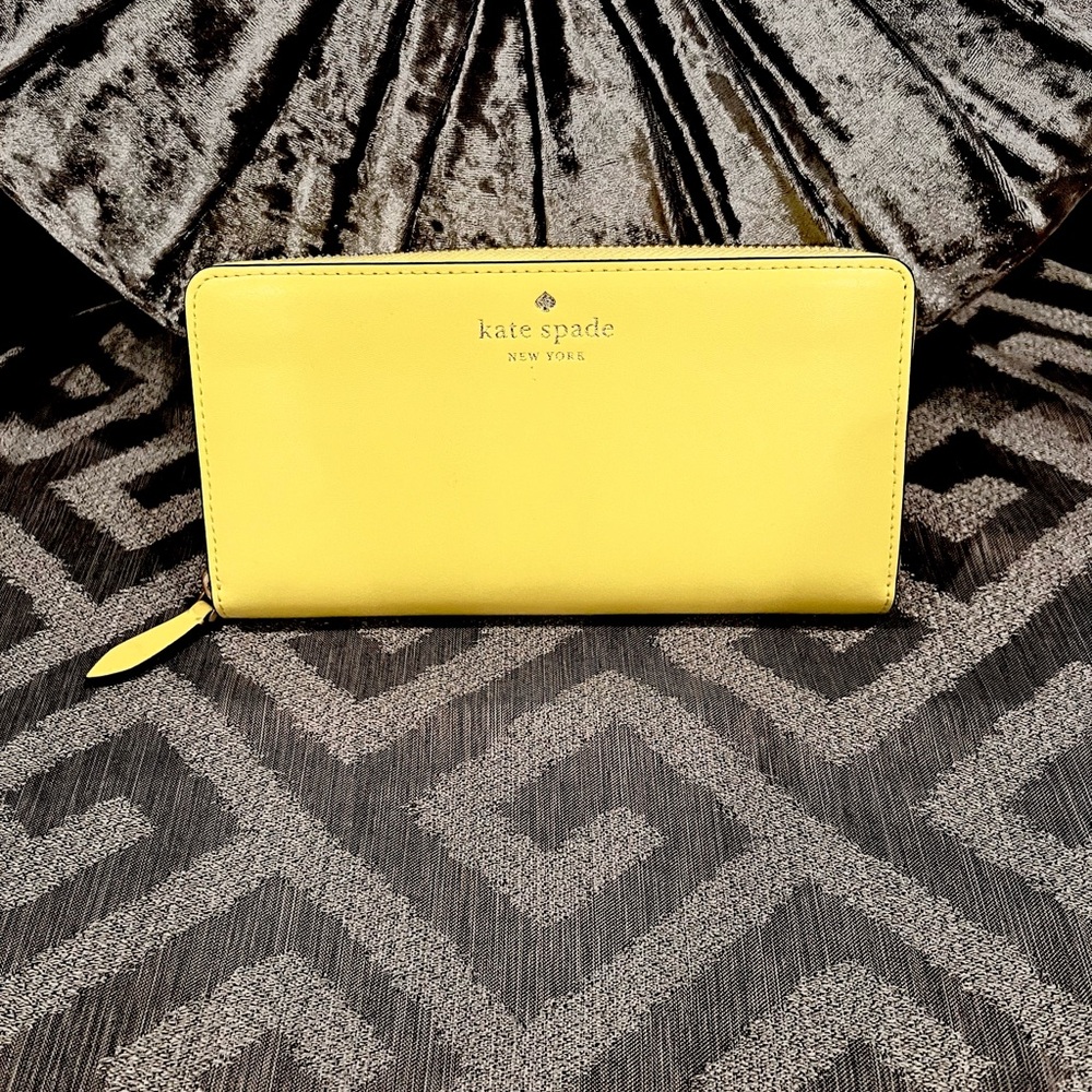 Beautiful New Kate spade wallet ♠️